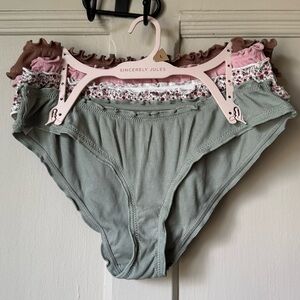 NWT ⭐️ Ruffled Panty 4 Pack